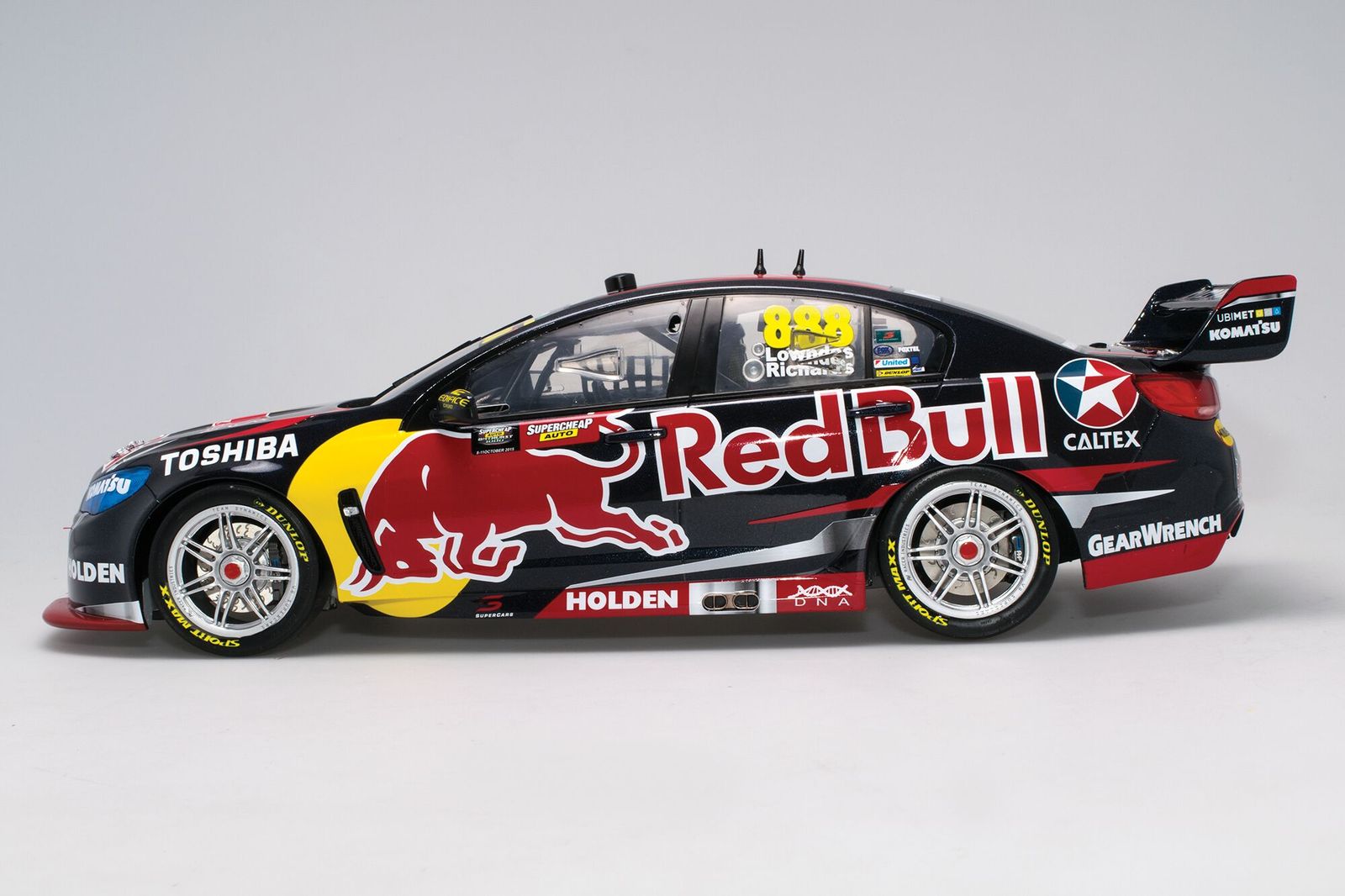 Details about   Classic 1:18 2015 Holden VF Commodore Craig Lowndes & Steven Richards #888 18603 