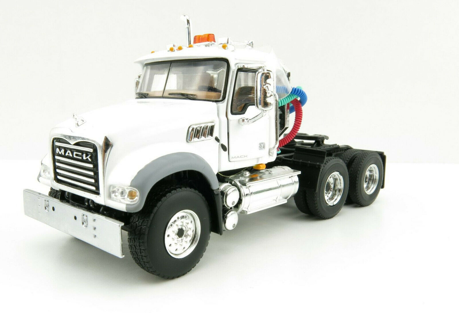 Mack Granite MP yellow w/ Lowboy Trailer Komatsu 1/50 First Gear - Jeux & Jouets