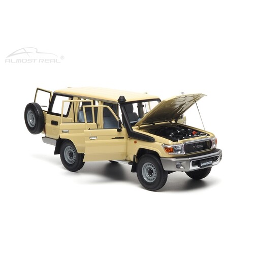 1:18 Die-cast Replica TOYOTA LAND CRUISER 76 - 2017 - CREAM